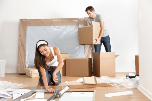 Flat removals planning in Belgium with moving boxes and checklist